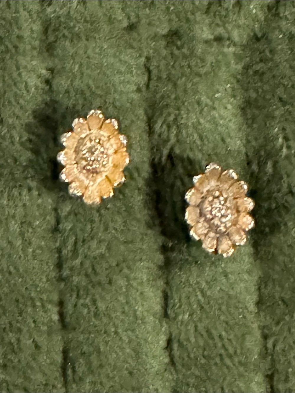 Vintage 60's Gold Flower Stud Earrings - Feminine Floral Design